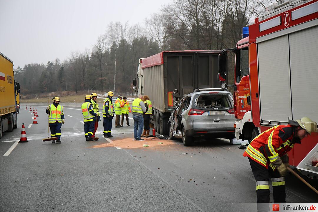Pkw kracht unter Lkw auf der A9 bei Trockau - Drei Personen verletzen sich schwer