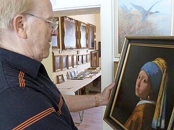 Andreas Oppel mit einem seiner Werke Foto: Werner Reissaus
