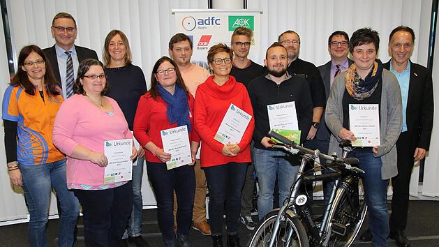Bei der  Mitmachaktion "Mit dem Rad zur Arbeit" haben sie wertvolle Preise gewonnen. Den Hauptpreis, ein Fahrrad, konnte AOK-Firmenkundenbereichsleiter Hubert Carl (Zweiter von links) an  Nina Gahn (Zweite von rechts) &uuml;berreichen. Foto: Desombre