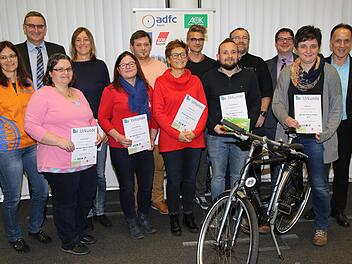 Bei der  Mitmachaktion "Mit dem Rad zur Arbeit" haben sie wertvolle Preise gewonnen. Den Hauptpreis, ein Fahrrad, konnte AOK-Firmenkundenbereichsleiter Hubert Carl (Zweiter von links) an  Nina Gahn (Zweite von rechts) überreichen. Foto: Desombre