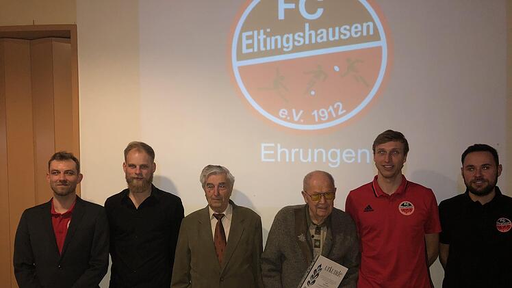 Ehrungen standen beim FC Eltingshausen an (von links):  Arne Moritz (Vorstand-Sport), Christian Ament (25 Jahre), Arnold Metzler (65 Jahre), Paul Karch (70 Jahre), Alexander Schott (Vorstand-&Ouml;ffentlichkeitsarbeit) und Lukas Karch (Vorstand-Wirtschaftsbetrieb). Foto: Steffen Hartung
