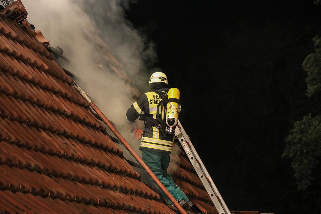 Aschbach: Während Renovierungsarbeiten - Dachstuhl in Flammen