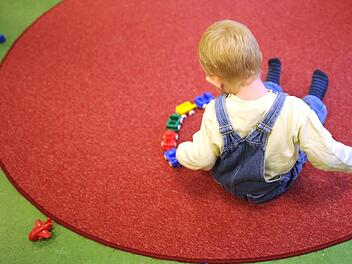 In Stadt und landkreis Kulmbach wird die Zahl der Betreuungsplätze für Krippen- und Kindergartenkinder deutlich aufgestock.  Foto: Julian Stratenschulte/dpa