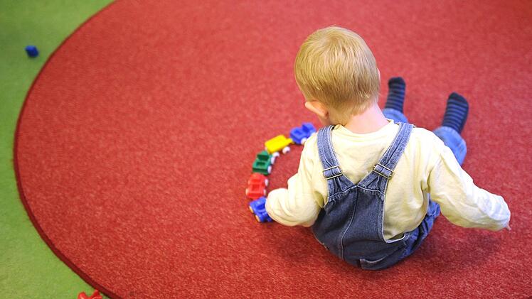 In Stadt und landkreis Kulmbach wird die Zahl der Betreuungsplätze für Krippen- und Kindergartenkinder deutlich aufgestock.  Foto: Julian Stratenschulte/dpa