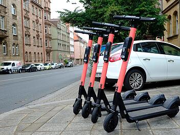 E-Roller haben längst auch Nürnberg erobert. Doch die Politik nimmt die mobilen Begleiter nun stärker ins Visier. Insbesondere der SPD scheint der Elektro-Fahrspaß auf zwei Rädern zu weit zu gehen. Foto: Nikolas Pelke