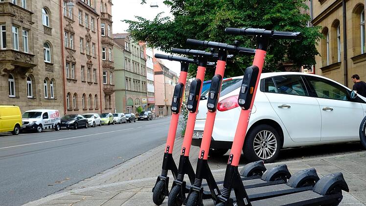 E-Roller haben längst auch Nürnberg erobert. Doch die Politik nimmt die mobilen Begleiter nun stärker ins Visier. Insbesondere der SPD scheint der Elektro-Fahrspaß auf zwei Rädern zu weit zu gehen. Foto: Nikolas Pelke