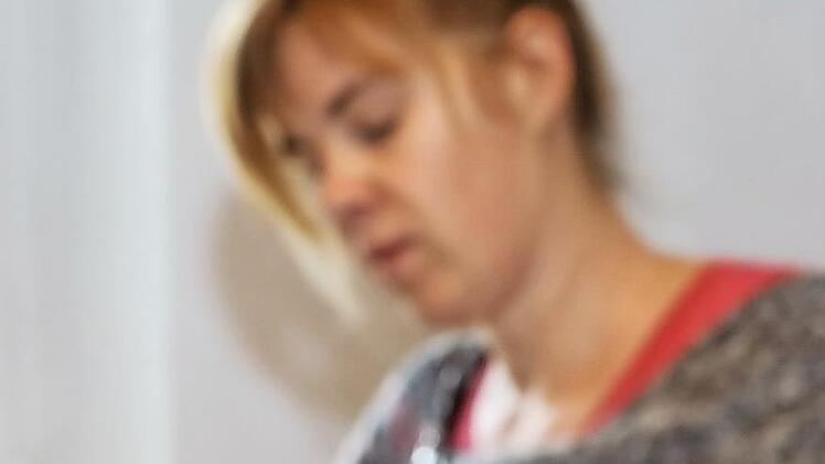 Normalerweise versteckt Maike Schiel fast jeden Tag Steine in der Stadt, doch wegen des Corona-Virus beschränkt sie sich nun aufs Bemalen der Steine.  Fotos: Barbara Herbst