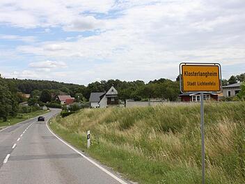 Von Oberlangheim kommend wird laut Anwohnern häufig zu schnell in den Ort hineingefahren. Die von Unbekannten aufgebrachten Markierungen auf der Fahrbahn zur Erinnerung an "Tempo 50" hat der Landkreis zwischenzeitlich entfernen lassen. Fotos: Ramona Popp