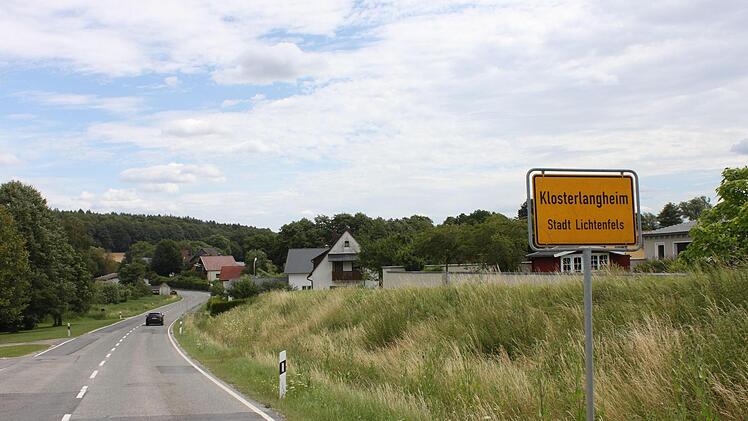 Von Oberlangheim kommend wird laut Anwohnern häufig zu schnell in den Ort hineingefahren. Die von Unbekannten aufgebrachten Markierungen auf der Fahrbahn zur Erinnerung an "Tempo 50" hat der Landkreis zwischenzeitlich entfernen lassen. Fotos: Ramona Popp
