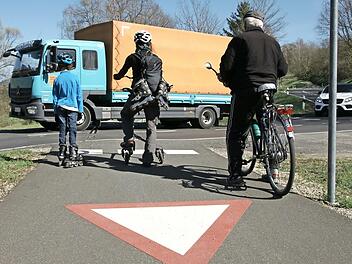 Minutenlang warten Nutzer des Bahnradwegs mitunter auf einen sicheren Übergang über die B 286 bei Römershag. Das Staatliche Bauamt Schweinfurt will die Gefahrenstelle dort bei der bald startenden Sanierung der Bundesstraße entschärfen.