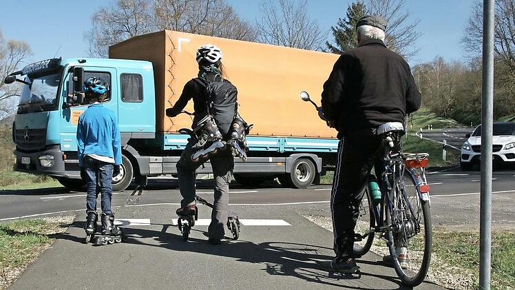 Minutenlang warten Nutzer des Bahnradwegs mitunter auf einen sicheren Übergang über die B 286 bei Römershag. Das Staatliche Bauamt Schweinfurt will die Gefahrenstelle dort bei der bald startenden Sanierung der Bundesstraße entschärfen.