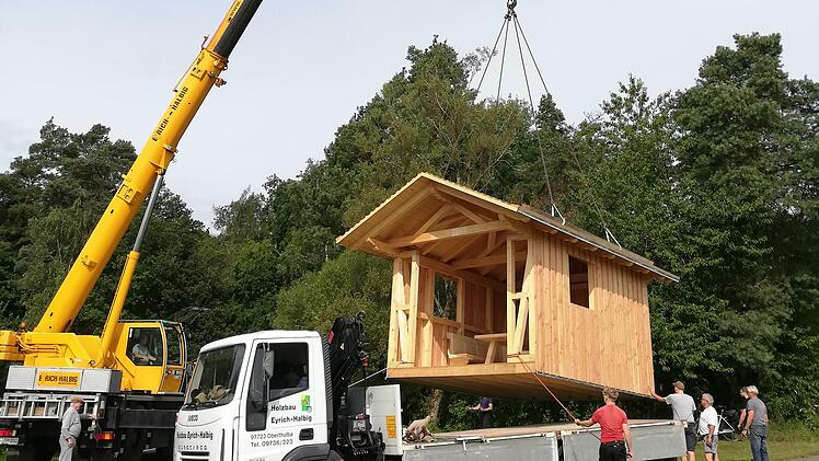 Routiniert und mit viel Feingefühl manövrierte Kranführer Rainer Wüscher das drei tonnenschwere Bauwerk aufs vorgefertigte Fundament. Foto: Udo Sell
