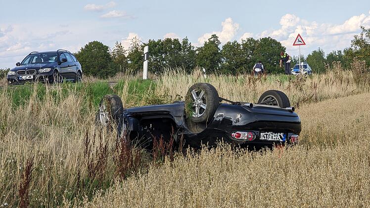 Beim &Uuml;berholen kollidiert - Cabrio &uuml;berschl&auml;gt sich auf Staatsstra&szlig;e
