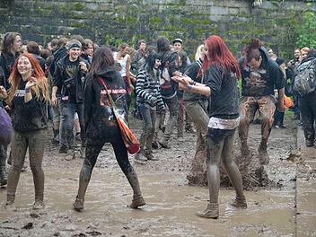 Ziemlich matschig ging es zu bei "Festung rockt". Doch das tat der Stimmung keinen Abbruch. Fotos: Christoph Hoderlein