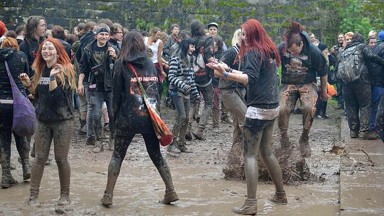 Ziemlich matschig ging es zu bei "Festung rockt". Doch das tat der Stimmung keinen Abbruch. Fotos: Christoph Hoderlein