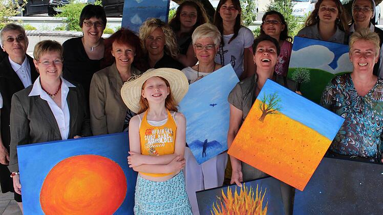 Viele Kunstprojekte hat der Freundeskreis in der Mädchenrealschule angestoßen. Bei der Geburtstagsfeier wurden die neuesten Kunstwerke der Schüler den Verantwortlichen um die Vorsitzende Andrea Bätz (4. von links) präsentiert.