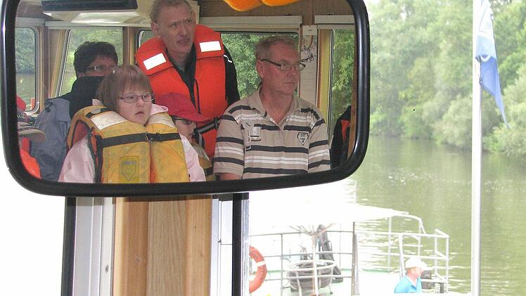 Maik und Melina neben "Kapitän" Albin Mergenthaler (rechts). Foto: rn