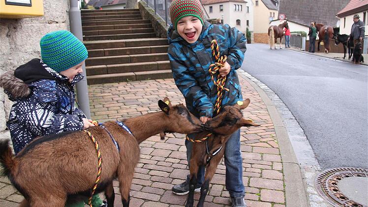 Tobias und Noel mit den Jungziegen Emma und Anna.