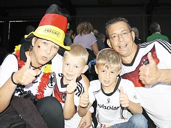 Daumen hoch für Deutschland. Gewonnen, Weltmeister 2014: Sandra und Stefan Seufert mit Bastian und Simon freuten sich über den WM-Sieg der deutschen Mannschaft nach einer Nervenschlacht gestern Abend in Rio de Janeiro und beim Public Viewing in Sulzthal. Foto: Ralf Ruppert
