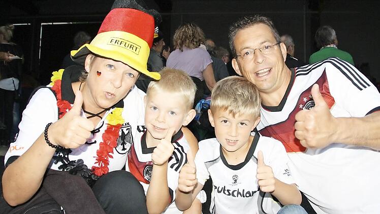 Daumen hoch für Deutschland. Gewonnen, Weltmeister 2014: Sandra und Stefan Seufert mit Bastian und Simon freuten sich über den WM-Sieg der deutschen Mannschaft nach einer Nervenschlacht gestern Abend in Rio de Janeiro und beim Public Viewing in Sulzthal. Foto: Ralf Ruppert