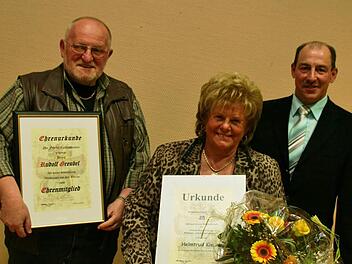 Vorstand Matthias Bühner gratuliert Rudolf Greubel zur Ehrenmitgliedschaft und Helmtrud Kiesel für 25 Jahre Mitgliedschaft  Foto: Vogel