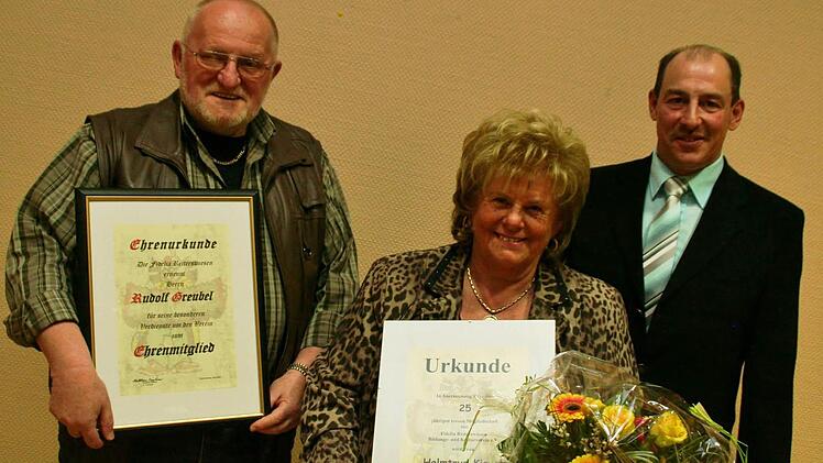 Vorstand Matthias Bühner gratuliert Rudolf Greubel zur Ehrenmitgliedschaft und Helmtrud Kiesel für 25 Jahre Mitgliedschaft  Foto: Vogel