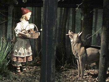 Rotkäppchen und der Wolf bereichern den Lichtenfelser Märchenwald. Die Szene mit handgeschnitzten Figuren wurde heuer als neues Element hinzugefügt.  Foto: Ramona Popp