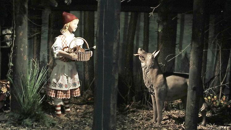Rotkäppchen und der Wolf bereichern den Lichtenfelser Märchenwald. Die Szene mit handgeschnitzten Figuren wurde heuer als neues Element hinzugefügt.  Foto: Ramona Popp