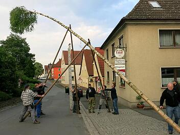 Seit 1984 stellt der Schwallclub in Wachenroth einen Maibaum auf. Foto: privat