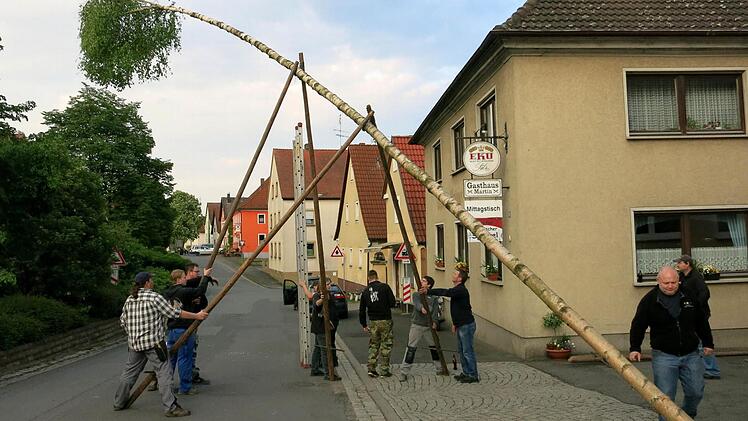 Seit 1984 stellt der Schwallclub in Wachenroth einen Maibaum auf. Foto: privat