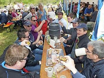 Zünftig machten die Besucher Brotzeit. Der Heimatverein hatte sich um die Versorgung gekümmert. Foto: Manfred Welker