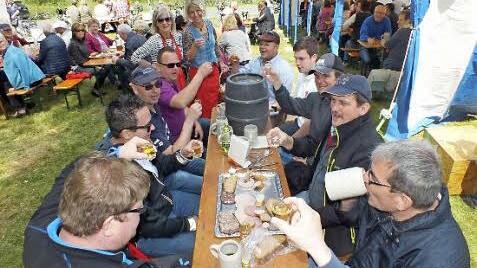 Zünftig machten die Besucher Brotzeit. Der Heimatverein hatte sich um die Versorgung gekümmert. Foto: Manfred Welker