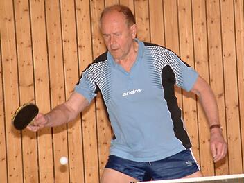 Beim 9:4-Sieg der TS Kronach III gegen Weißenbrunn gewann Karl-Heinz Lehmann seine beiden Einzel. Die Kronacher bilden mit dem TTC Au III das Spitzenduo in der 3. Kreisliga Ost.  Foto: Hans Franz