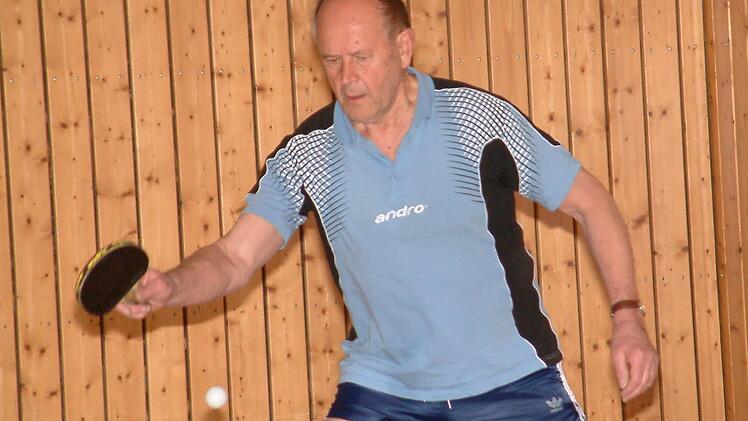 Beim 9:4-Sieg der TS Kronach III gegen Weißenbrunn gewann Karl-Heinz Lehmann seine beiden Einzel. Die Kronacher bilden mit dem TTC Au III das Spitzenduo in der 3. Kreisliga Ost.  Foto: Hans Franz