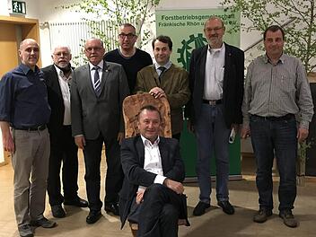 Zum Abschied gab es für den scheidenden Vorsitzenden der Forstbetriebsgemeinschaft, Udo Baumann, einen edlen Stuhl aus Holz. Das Bild zeigt (von links) den Geschäftsführer der Forstbetriebsgemeinschaft Jörg Mäckler, Wolfgang Back, Rudi Zehe, Andreas Sandwall, Josef Ziegler (Präsident des Bayerischen Waldbesitzerverbandes), Georg Rath und Joachim Dahmer (Forstwirtschaftlicher Berater am Amt für Ernährung, Landwirtschaft und Forsten).  Foto: Marion Eckert