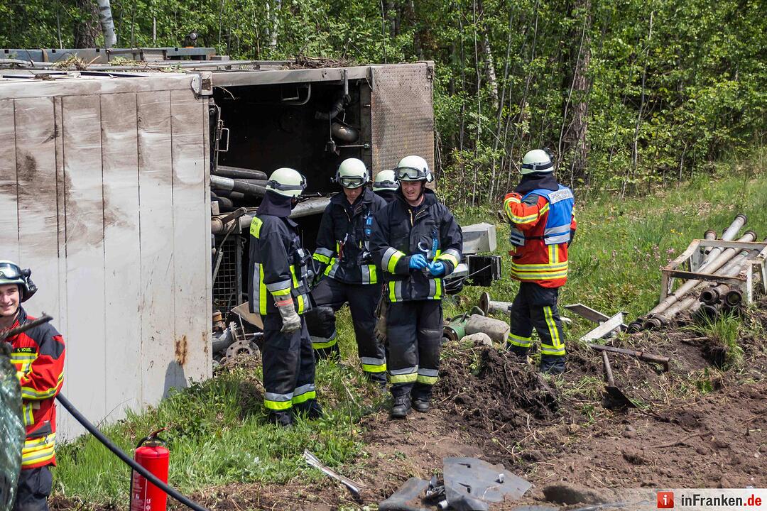 Nürnberg_ Schwerer Lkw-Unfall nach Reifenplatzer