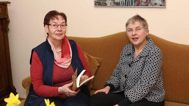 Die Autorin  Wiltrud Weltzer     (links)  und   ihre Lektorin Helga Blum. Barbara Herbst