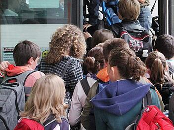 Der Schulbus zur Staatlichen Gesamtschule Hollfeld wird künftig nicht mehr für alle Schüler aus dem Landkreis gezahlt. Foto: Archiv/Jürgen Gärtner