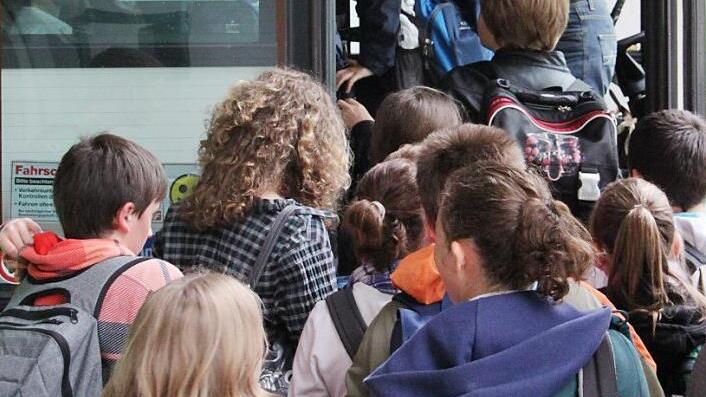 Der Schulbus zur Staatlichen Gesamtschule Hollfeld wird künftig nicht mehr für alle Schüler aus dem Landkreis gezahlt. Foto: Archiv/Jürgen Gärtner