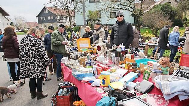 Obwohl es kalt war am Wochenende, kamen viele Interessierte zum Flohmarkt.  Foto: Michael Stelzner