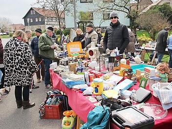 Obwohl es kalt war am Wochenende, kamen viele Interessierte zum Flohmarkt.  Foto: Michael Stelzner