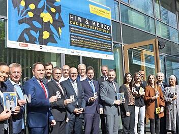 Organisatoren und Sponsoren stellen sich vorab zum "hin&herzo"-Gruppenbild.  Foto: Bernhard Panzer