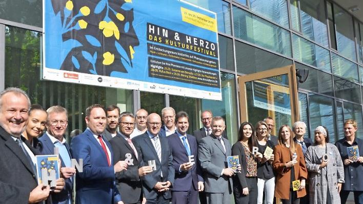 Organisatoren und Sponsoren stellen sich vorab zum "hin&herzo"-Gruppenbild.  Foto: Bernhard Panzer