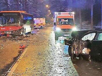 In Erlangen prallten ein Bus und ein Auto zusammen.
