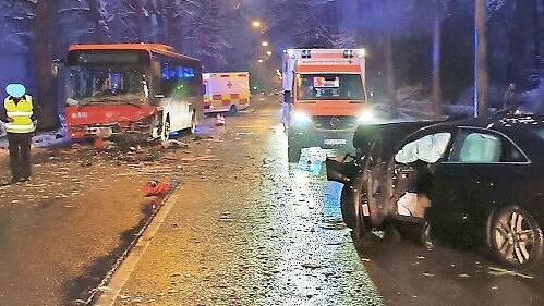 In Erlangen prallten ein Bus und ein Auto zusammen.