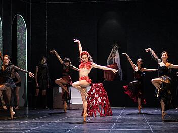 Szene aus "Der Glöckner von Notre-Dame". Der Ballettabend feiert am 12. März Premiere am Landestheater Coburg.Foto: Sebastian Buff