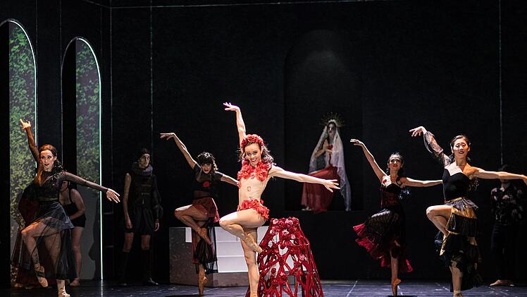 Szene aus "Der Glöckner von Notre-Dame". Der Ballettabend feiert am 12. März Premiere am Landestheater Coburg.Foto: Sebastian Buff