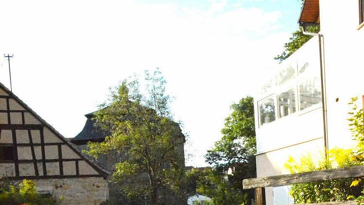 Wenn es im Moment auch keinen Vollausbau der Ortsdurchfahrt von Burgpreppach gibt, aber eine größere Teilsanierung hat der Landkreis vorgesehen. Bevor eine Asphaltierung vorgenommen wird, hebt zur Zeit der Bauhof die Hauswasseranschlüsse und entfernt das Pflaster, wo Wasserrohrbrüche stattfanden.