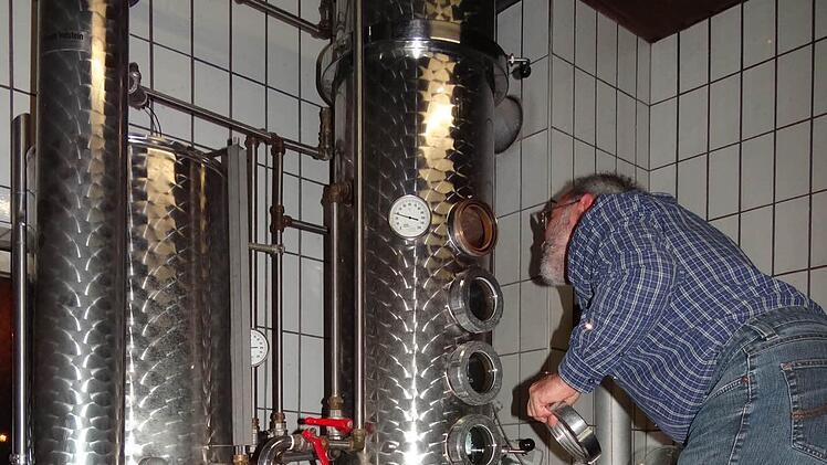 Die Brennerei bei Familie Sperber geht nicht permanent zu. Im Herbst und Winter wird produziert. Dann lagern die Destillate in Glasballone und warten auf Abfüllung. "Ich bin da oft sehr, sehr lange beschäftigt", sagt Helmut Sperber über seine brennende Leidenschaft. Foto: Johanna Eckert