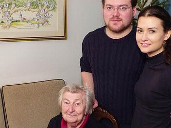 Gertud Wagner zeigt ihr Hochzeitsfoto, das Sylvester 1949 aufgenommen wurde. Ihr Enkel Wolf und seine Braut Kathrin machen es ihr nach und treten heute vor den Traualtar. Foto: privat